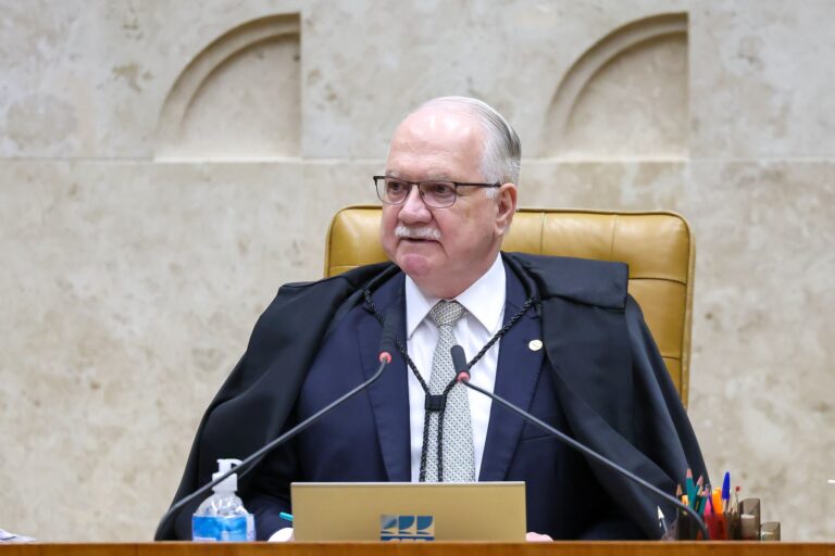 Fachin suspende decisões de Dino e Mendonça para retomar controle do STF