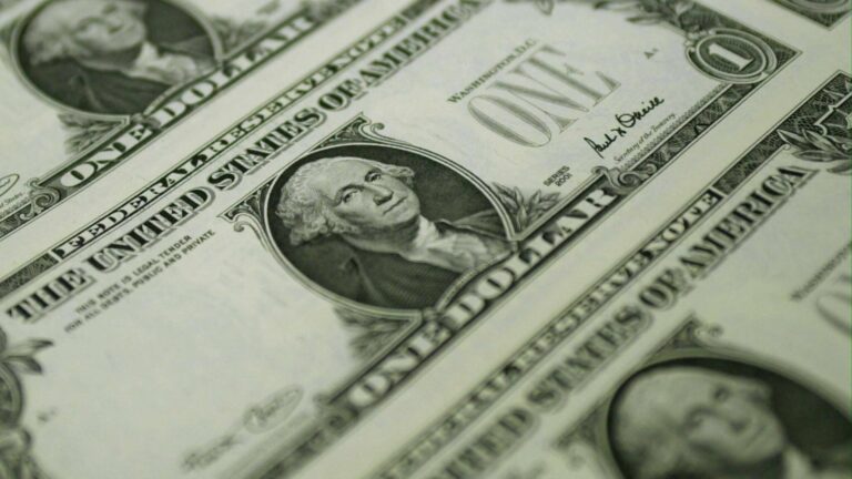Dólar fecha em alta de 0,47% ante real na sexta-feira