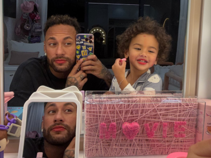 Neymar aparece maquiado com filha e brinca sobre masculinidade