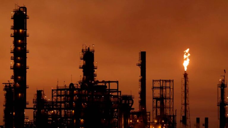 Petróleo fecha misto com tensões no Oriente Médio e sinais de paz de Putin