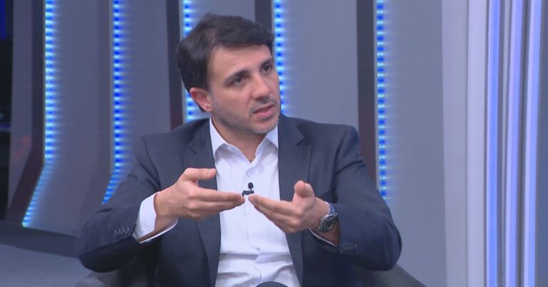 Renan critica ministros do STF e defende nova Constituição
