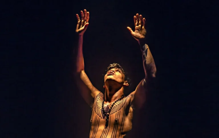 Curitiba oferece teatro sobre Ailton Krenak, cinema gratuito e exposições nesta quinta