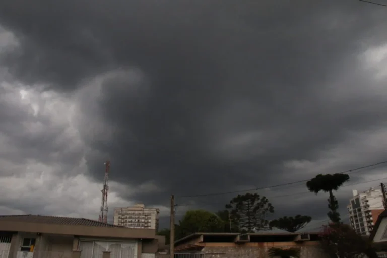 Inmet emite alerta de tempestade para região Sul com ciclone no Atlântico
