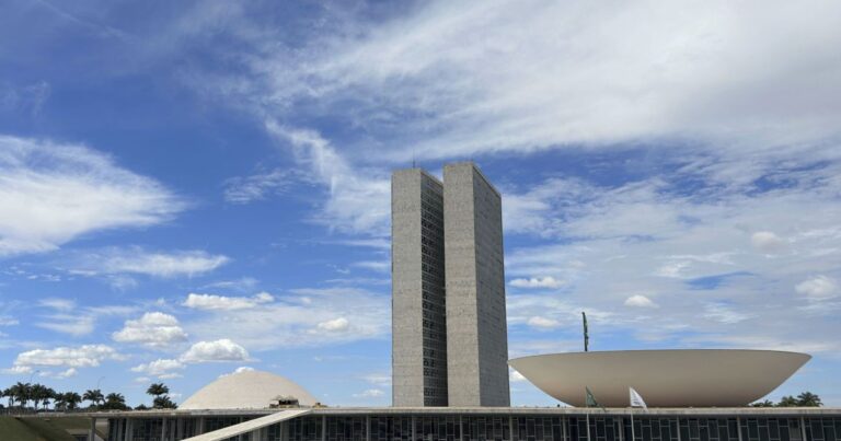 Comissão aprova fim da taxa de importação para compras internacionais de até US$ 50