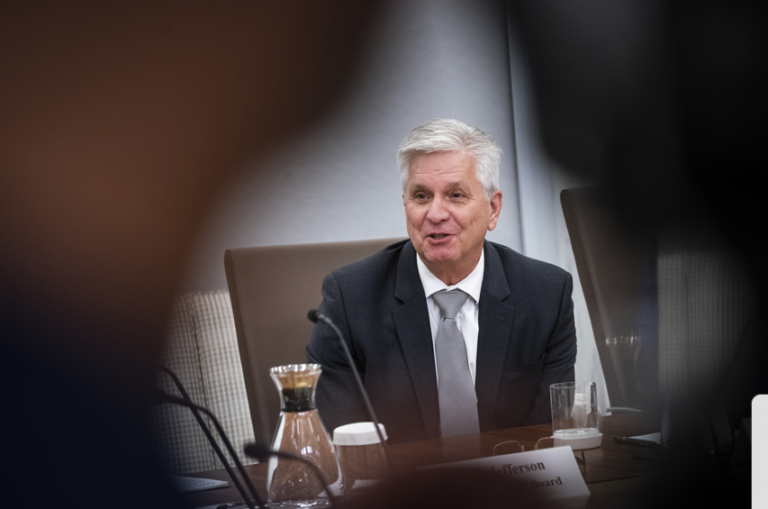 Diretor do Fed diz estar aberto a manter juros estáveis se inflação recuar