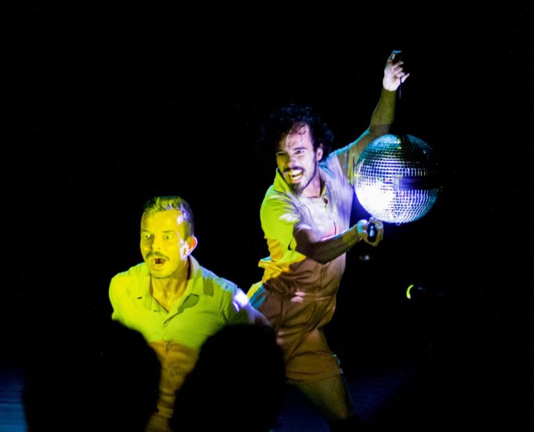 Atelier do Gesto apresenta espetáculo Dança Boba em Curitiba até domingo