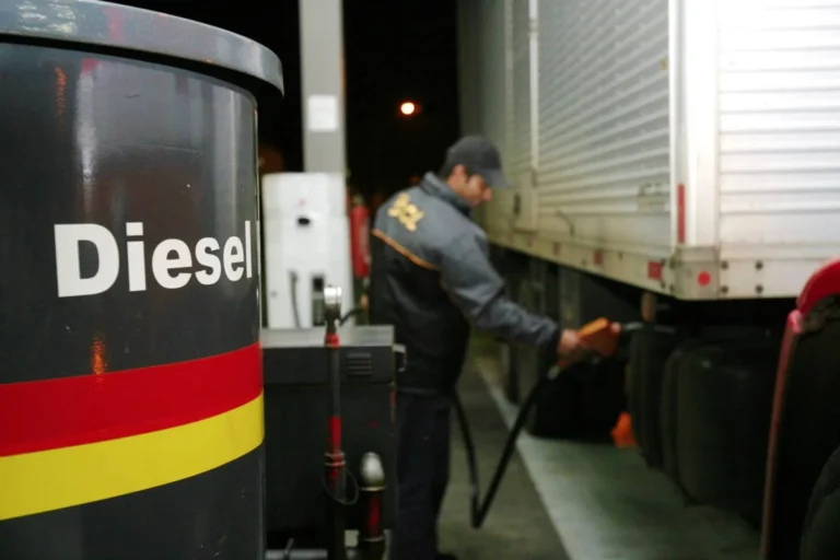 Governo prorroga subsídio de R$ 2,12 por litro de diesel por mais 30 dias