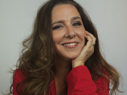Renata Castro Barbosa estreia peça sobre menopausa e crise dos 50