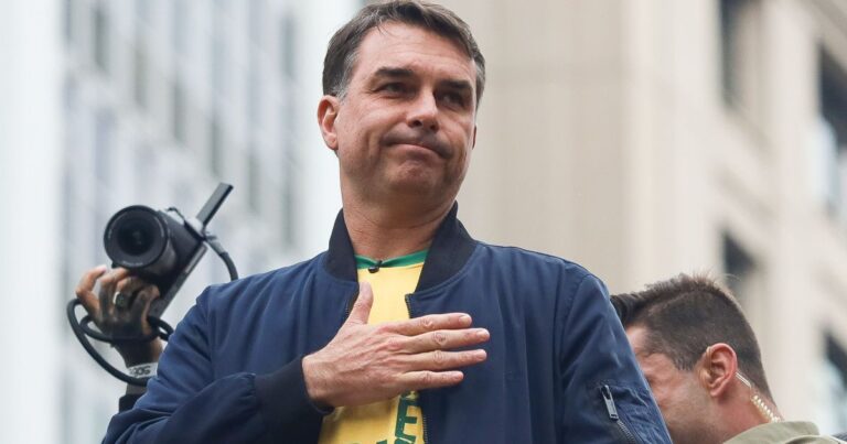 Flávio Bolsonaro ironiza viagem em avião de investigado do INSS