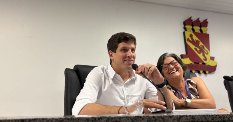 João Campos promete comissão para debater carreiras na UPE