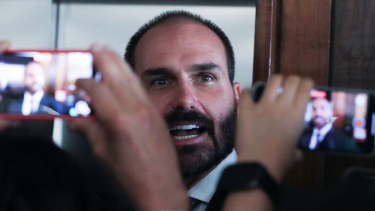 Ministério da Justiça demite Eduardo Bolsonaro por abandono de cargo na PF