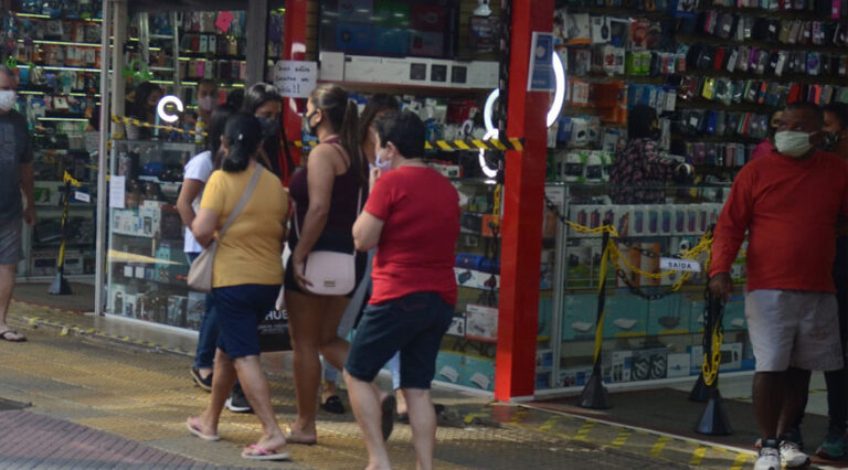 Varejo registra queda de 0,8% em julho e aponta desaceleração da economia