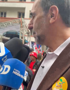 Enio Verri destaca investimentos da Itaipu no Paraná durante comício de Lula em Curitiba