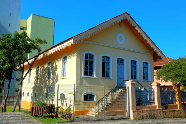 Prefeitura de Curitiba oficializa uso do Teatro Novelas Curitibanas pela FCC