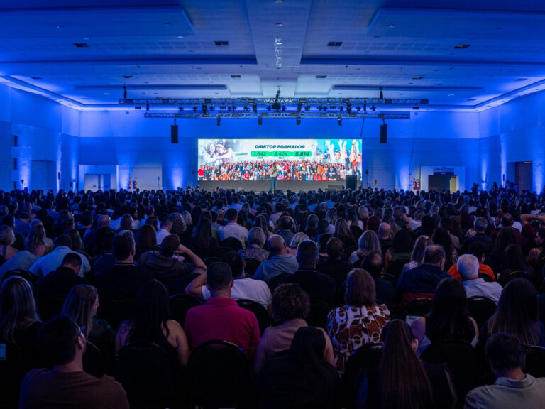 Diretores da rede estadual do Paraná discutem gestão em seminário em Foz do Iguaçu