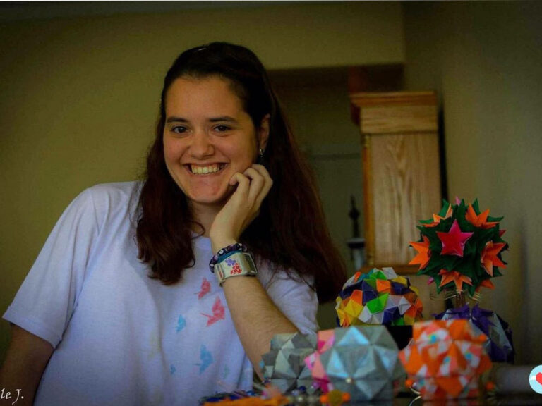 Origamista com autismo cria 4 mil tsurus para conscientizar sobre doação de órgãos