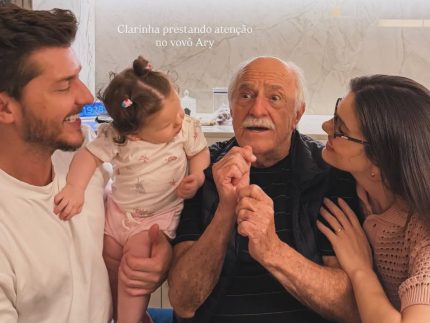 Ary Fontoura conhece filha de Camila Queiroz e Klebber Toledo