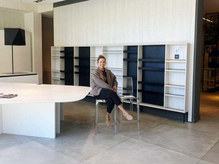 SCA e Caçamba do Bem doam móveis de showroom em Curitiba