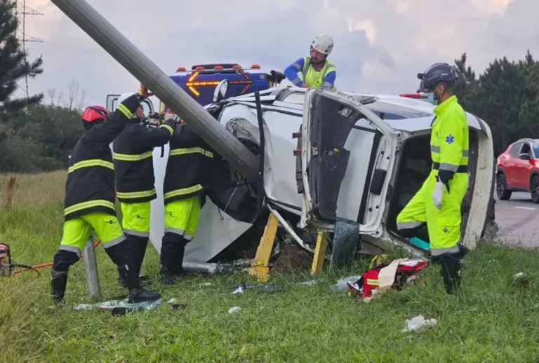 Motorista fica preso às ferragens após carro bater em poste na Rodovia do Xisto