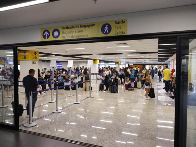 Grupo mexicano ASUR assume controle de quatro aeroportos no Paraná