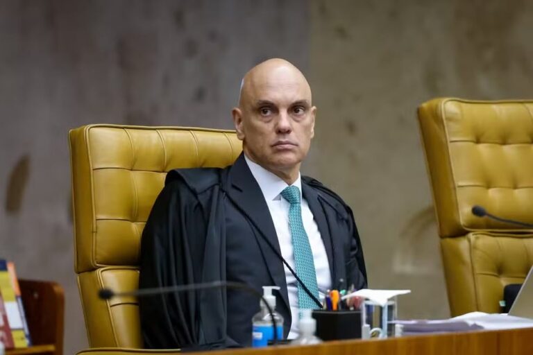 STF analisa relatório da PF sobre mensagens envolvendo ministro Alexandre de Moraes