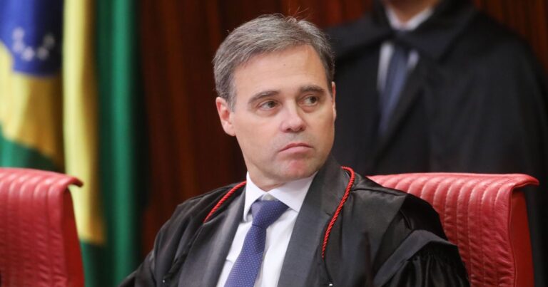 PT pede fim de sigilo sobre filme de Bolsonaro a Fachin e critica Mendonça