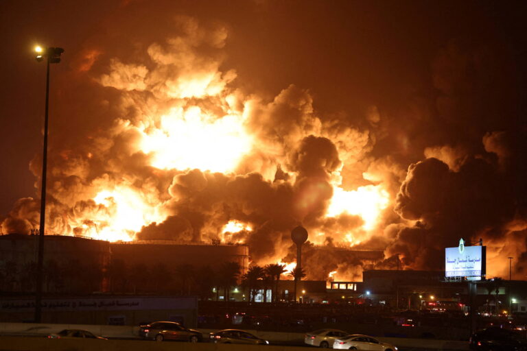 Arábia Saudita bombardeia Iêmen enquanto houthis avançam em novo front