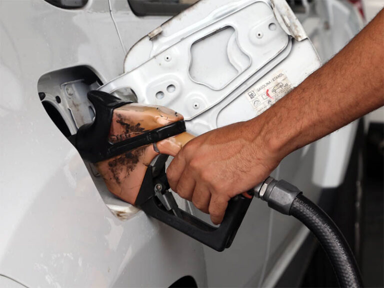 Petrobras cancela reajuste de gasolina horas após anúncio