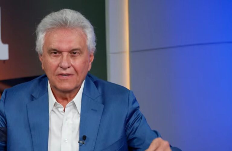 Caiado nega ser personagem político e critica Flávio Bolsonaro em sabatina