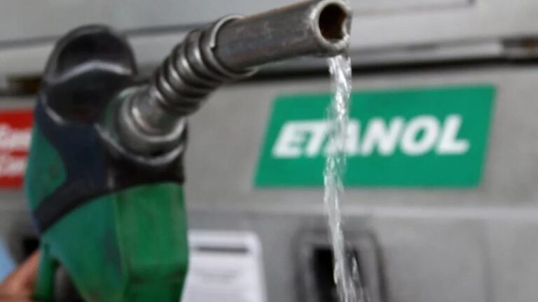 Etanol encerra agosto 2,7% mais barato e renova menor preço relativo à gasolina