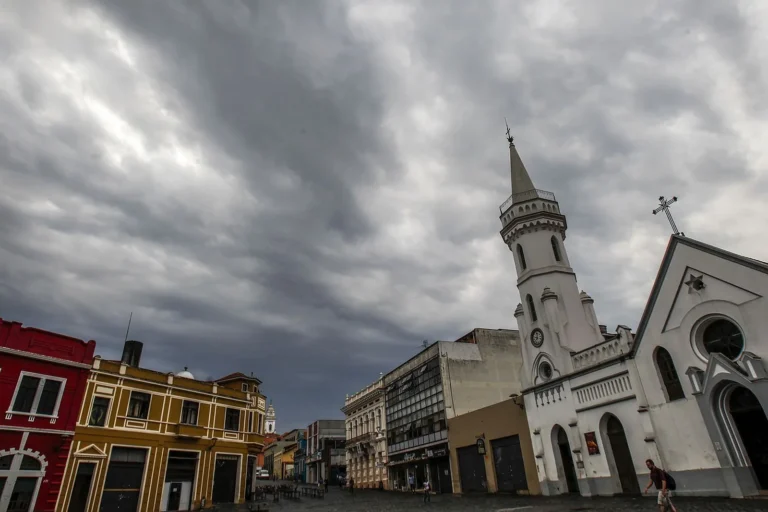 Inmet alerta para tempestades no Paraná com risco de granizo e ventos intensos