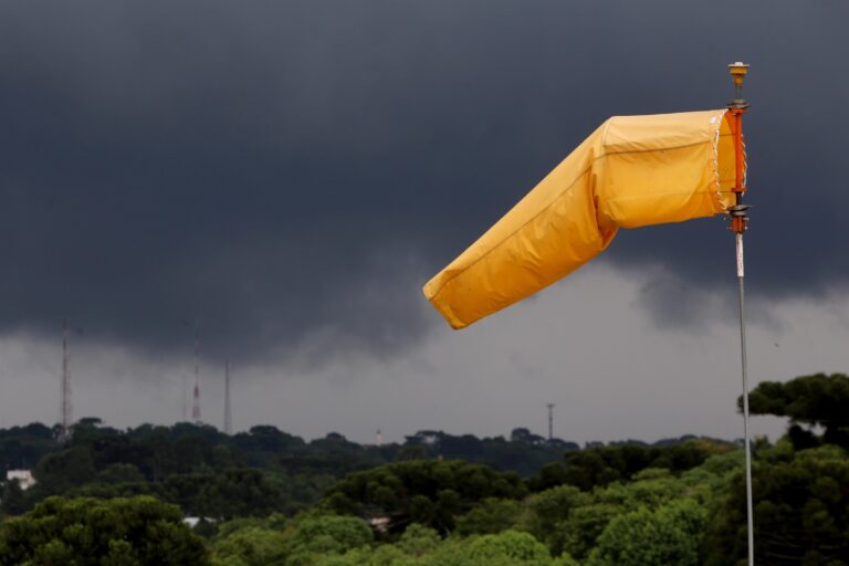 Inmet emite alerta vermelho para 396 cidades do Paraná nesta sexta-feira