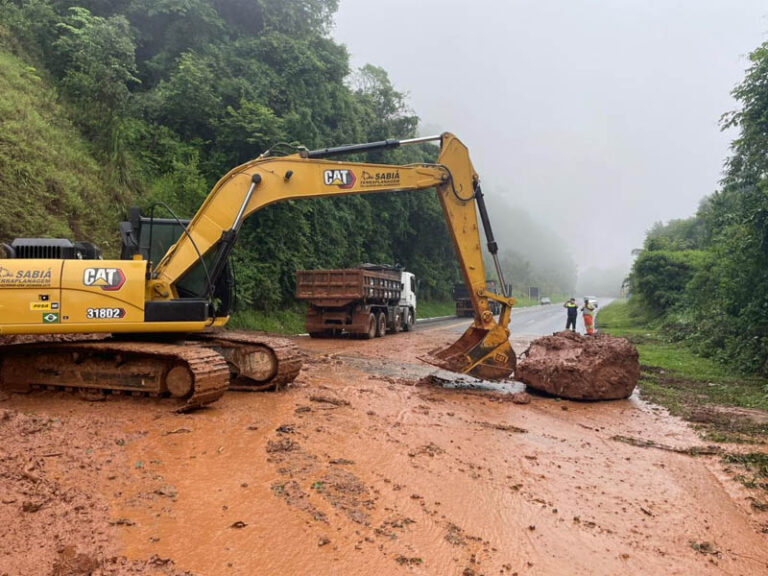 Chuvas deixam 40 pontos da PR-092 bloqueados no Vale do Ribeira