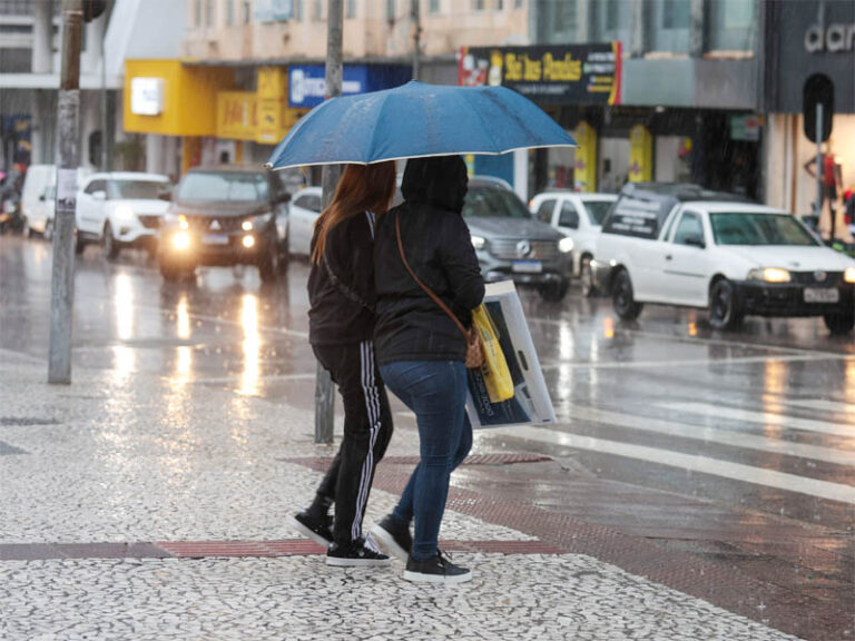 Paraná enfrenta chuva forte e temporais no fim de semana