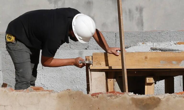 Setor de construção resiste a juros altos com vantagem competitiva no varejo