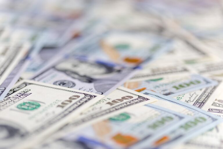 Dólar cai pela terceira sessão seguida após pesquisa indicar aproximação de Flávio a Lula