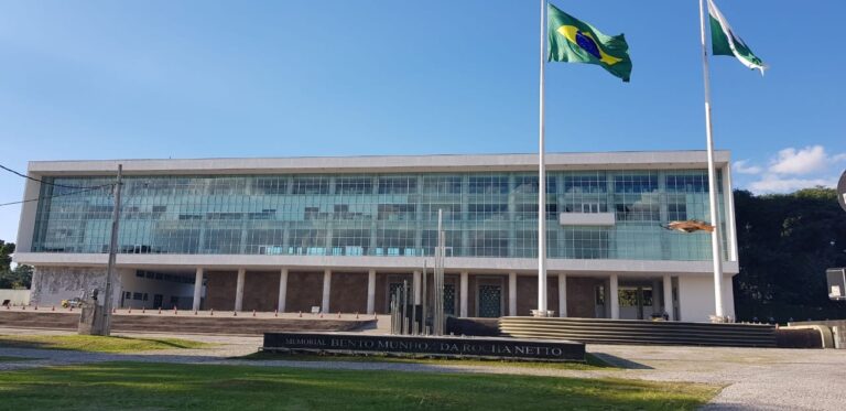 Candidatos ao governo do Paraná participam de sabatinas e entrevistas em cidades