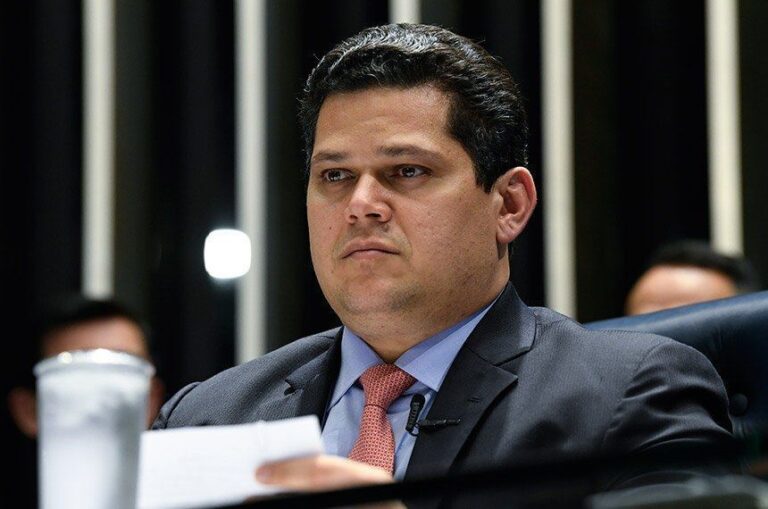 Alcolumbre rebate críticas a Moraes citando caso de Flávio Bolsonaro