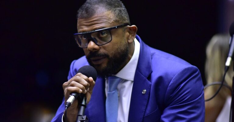 Justiça derruba demissão de delegado ordenada por Tarcísio de Freitas