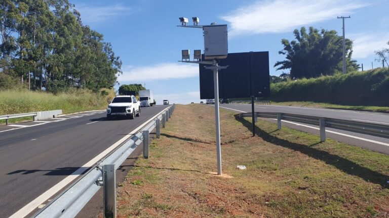 Paraná testa radares que medem velocidade média em rodovias