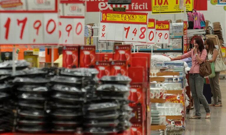 Varejo brasileiro recua 0,8% em julho e decepciona projeções do mercado