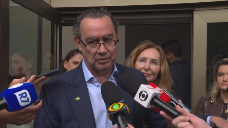 Augusto Cury condiciona apoio a Flávio Bolsonaro a prova de transparência no filme Dark Horse