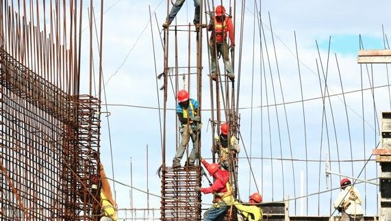 Setor de materiais de construção debate IA e varejo no Summit Americas