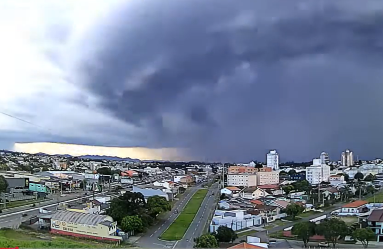Temporais com granizo e ventos de até 100 km/h ameaçam quatro estados