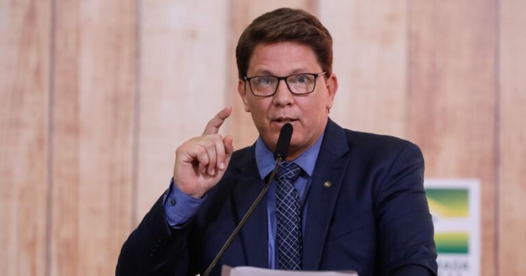 Dino proíbe Mario Frias de sair do Brasil sem autorização judicial