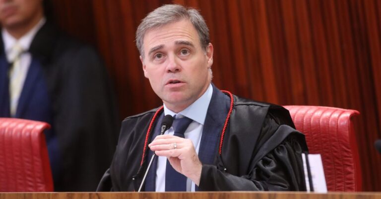 Mendonça resiste a pressão e diz que derrubar sigilo do celular compromete inquérito