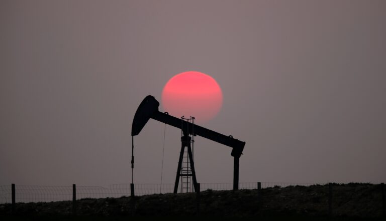 Petróleo fecha semana em alta com retomada de confrontos entre EUA e Irã