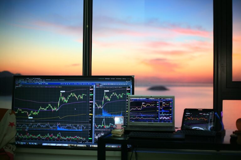 Juros futuros recuam com dólar e eleição acirrada no radar dos investidores