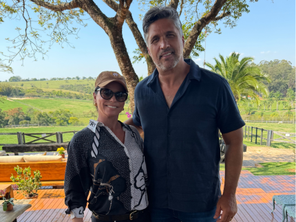 Leo, dupla de Victor, posa com Shania Twain em haras em Porto Feliz