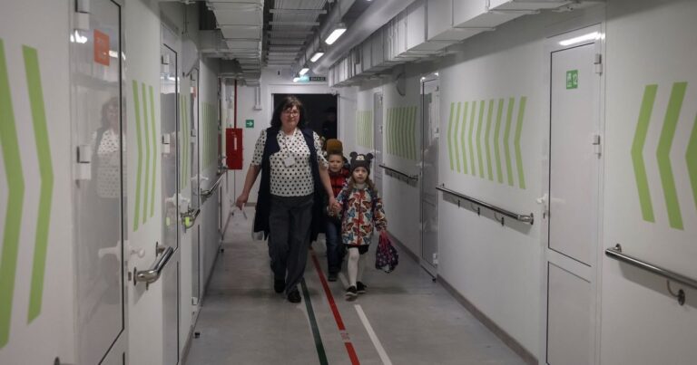 Ucrânia constrói escola subterrânea em vila sob ataque constante russo